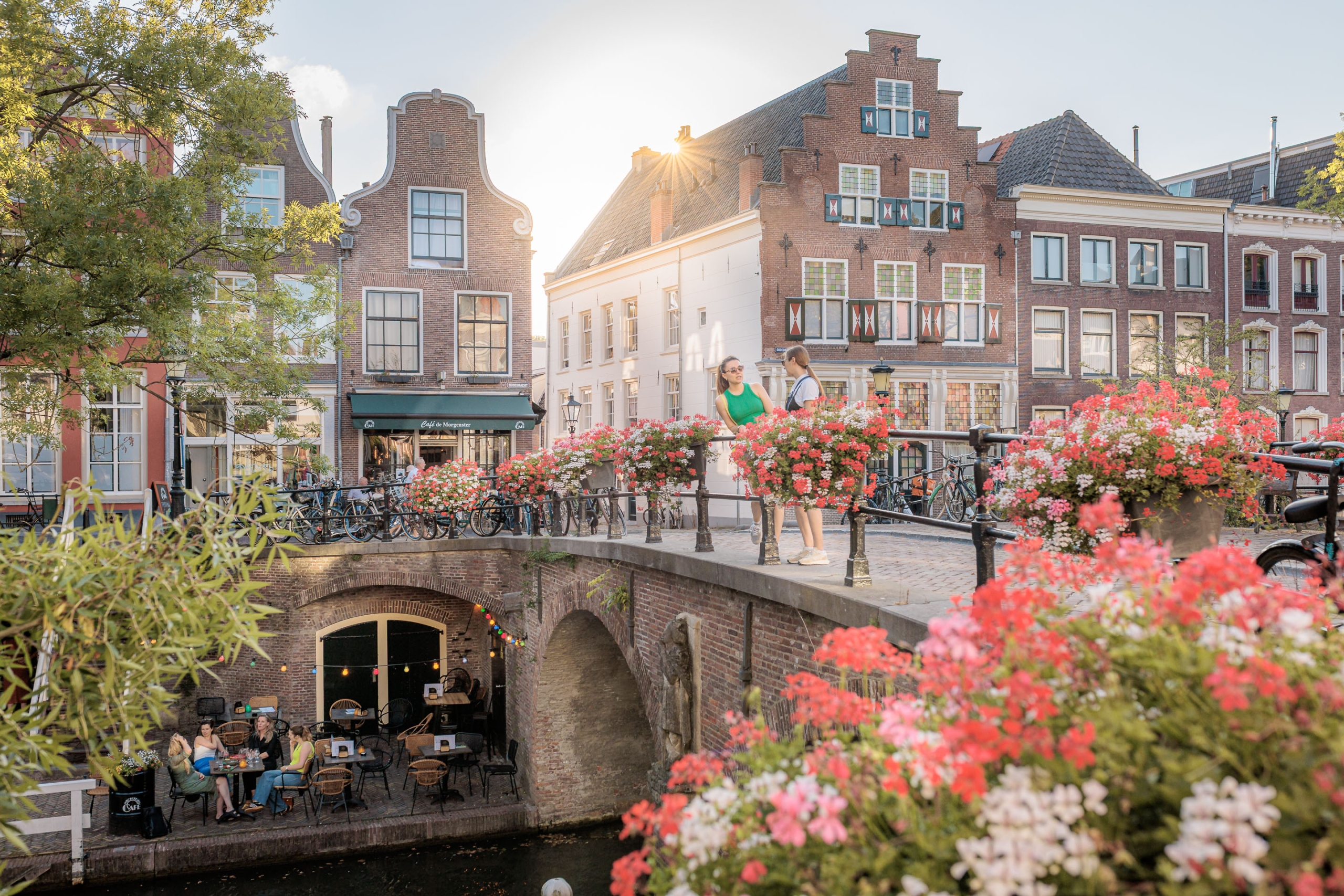 Nazomer in de oude gracht met een terrasje bij de werfkelder terras